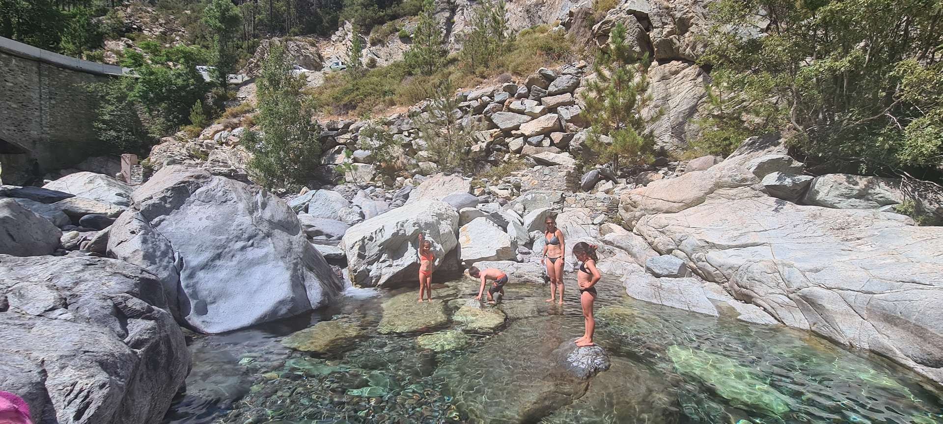 piscine dans les vasques naturelles  des gorges de l'Asco