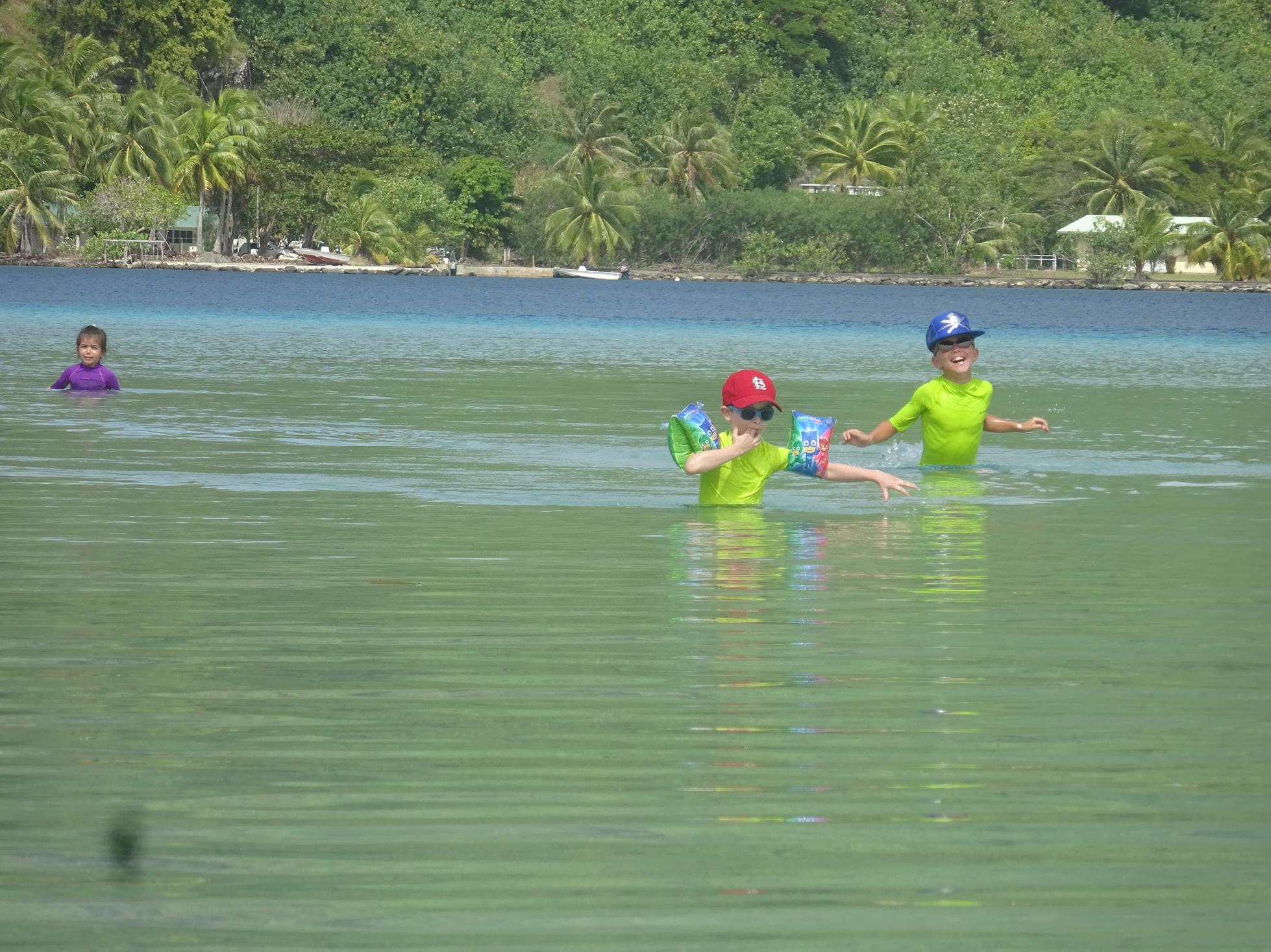 tour du lagon en bateau à Huahine