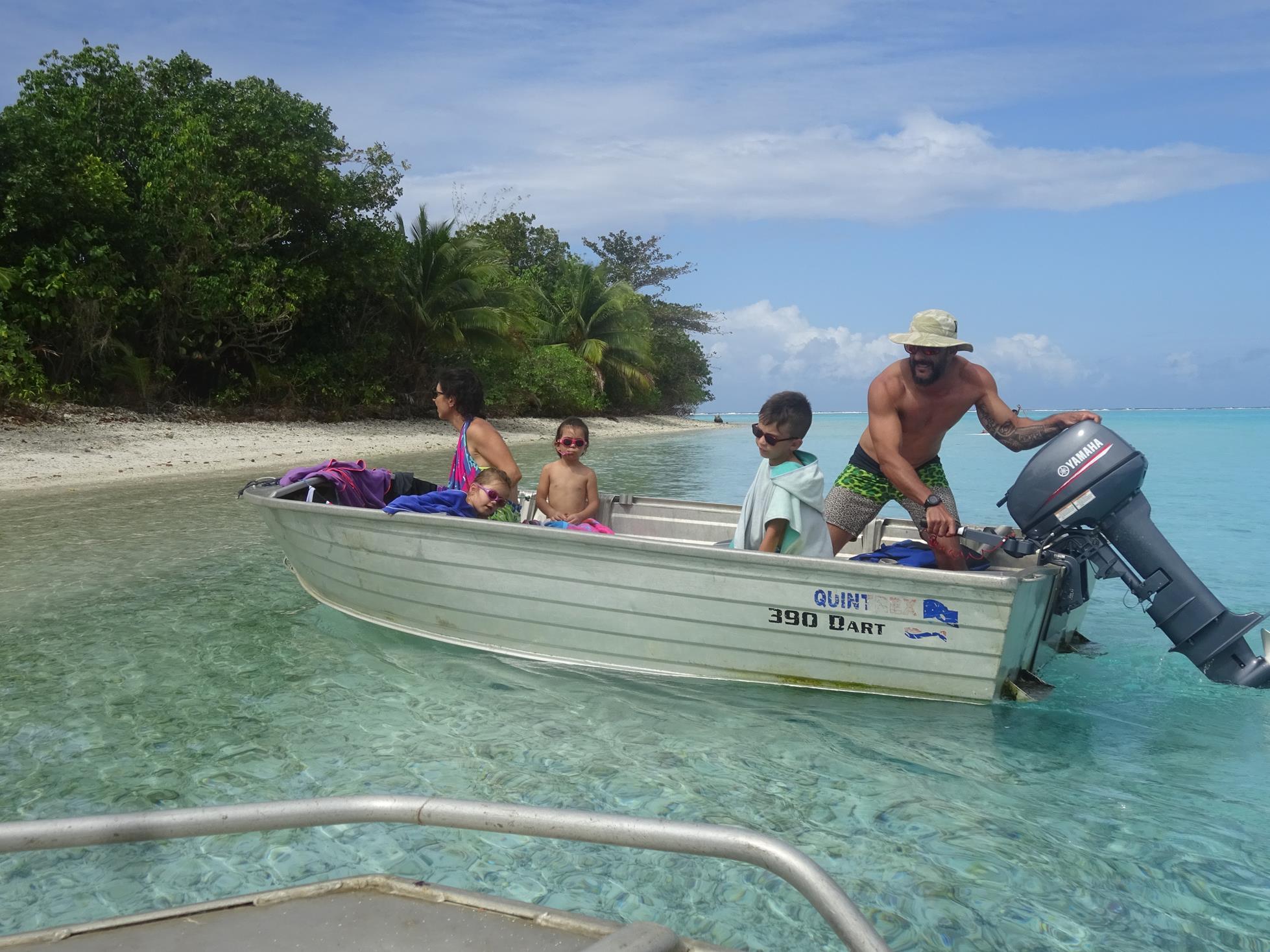 tour du lagon en bateau à Huahine