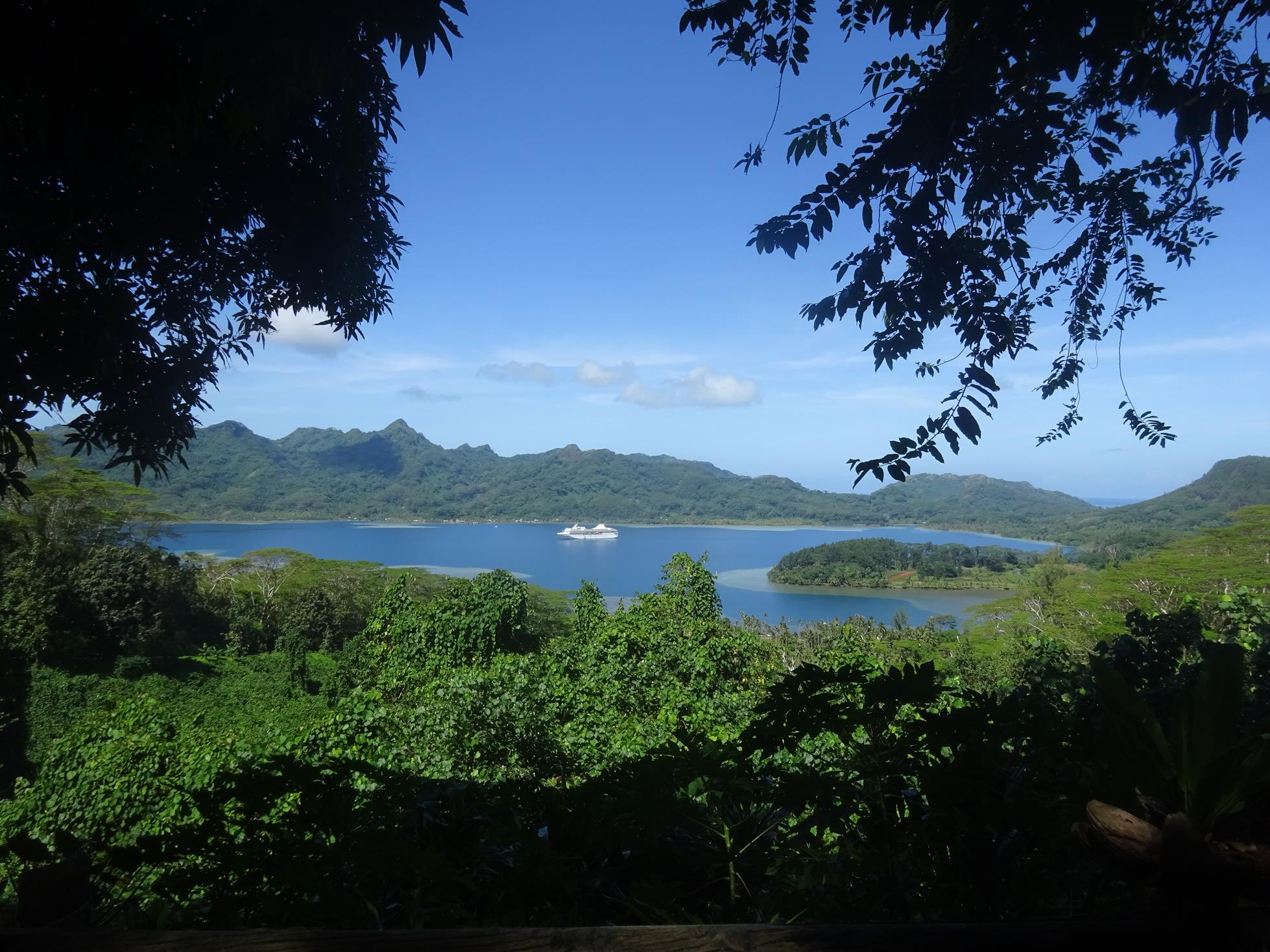 la baie de Maro é à Huahine