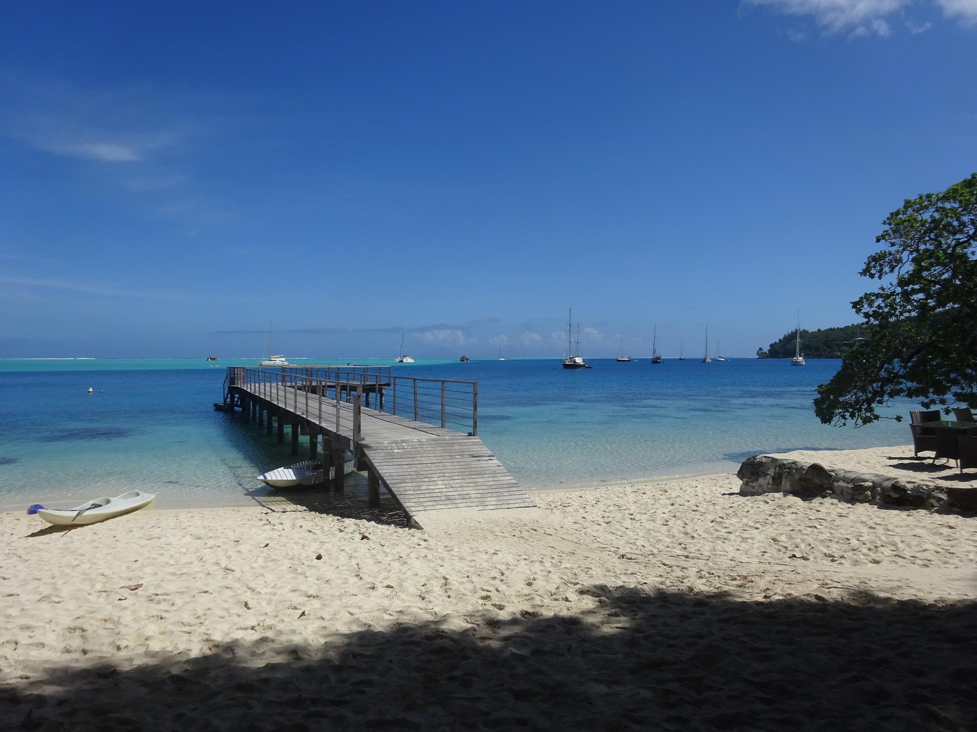 plage de l'hôtel Mahana à Huahine