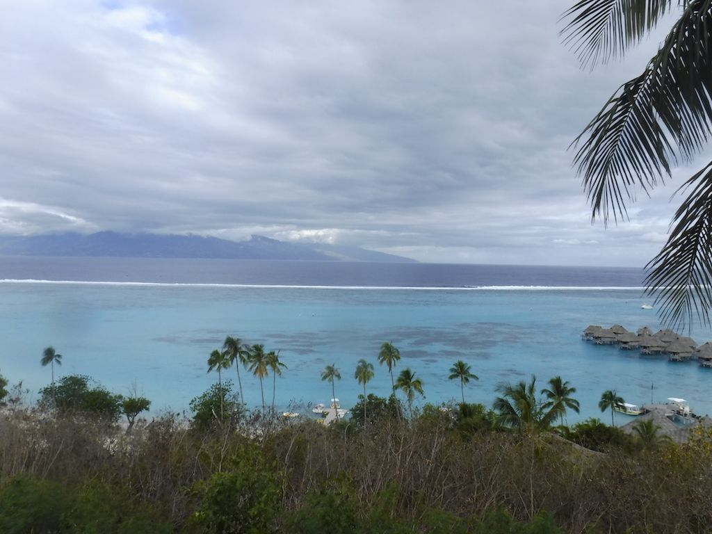 Le Sofitel, le lagon, la barrière de corail et Tahiti sous les nuages