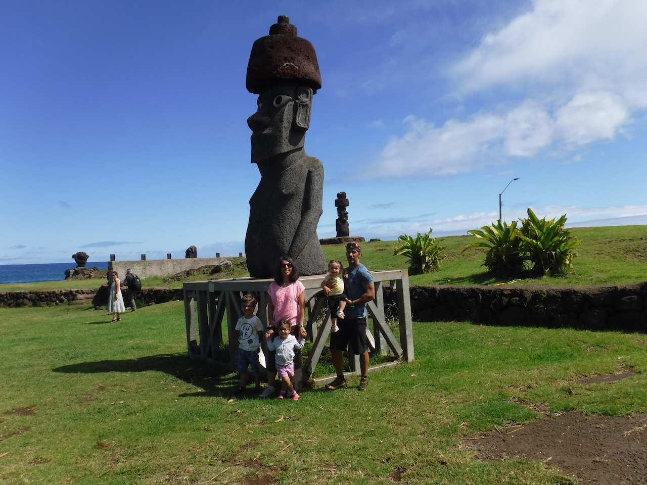 family and moaï