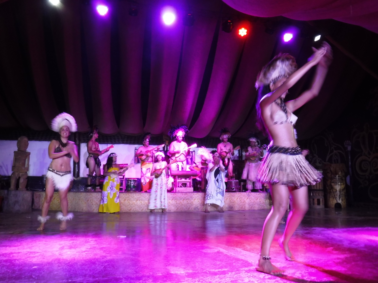 ça se rapproche plus de la danse marquisienne que de la danse polynésienne