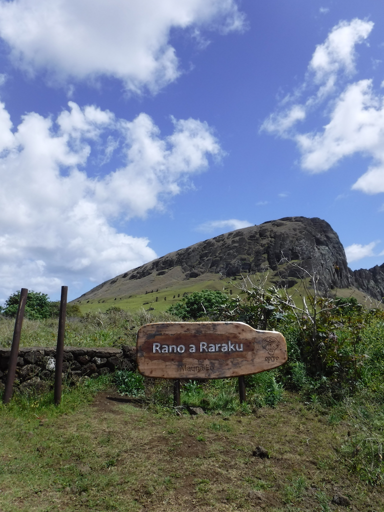 le volcan Rano Raraku dont le sommet est constitué d'un cratère occupé par un lac