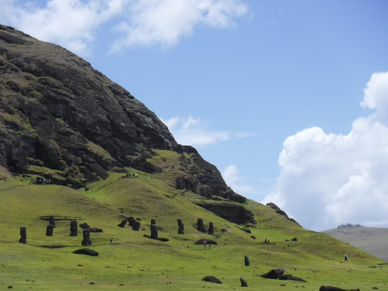flanc de colline ou l'on voit les anciennes carrières de moaï