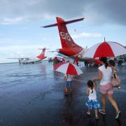 au départ de Papeete...ils prêtent les parapluies pour monter à bord