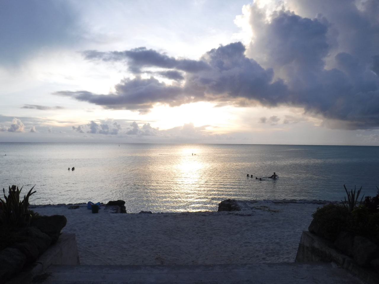 coucher de soleil sur la plage de Matira (lieu de RDV chaque soir des touristes)