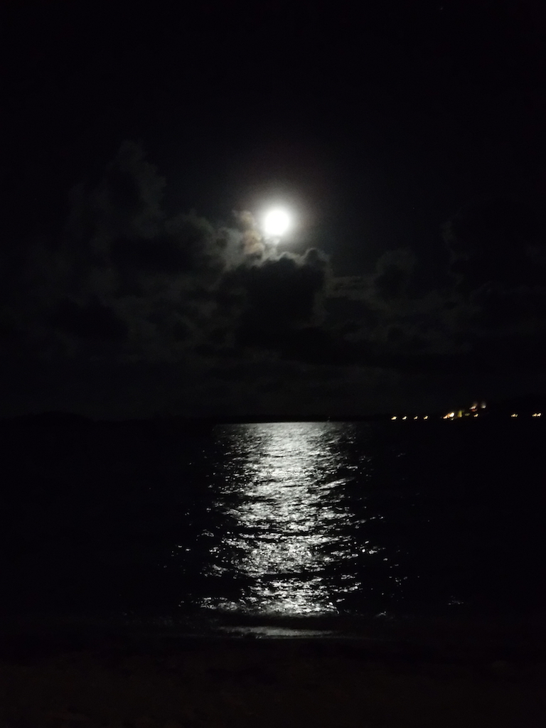 la lune à la plage de Matira