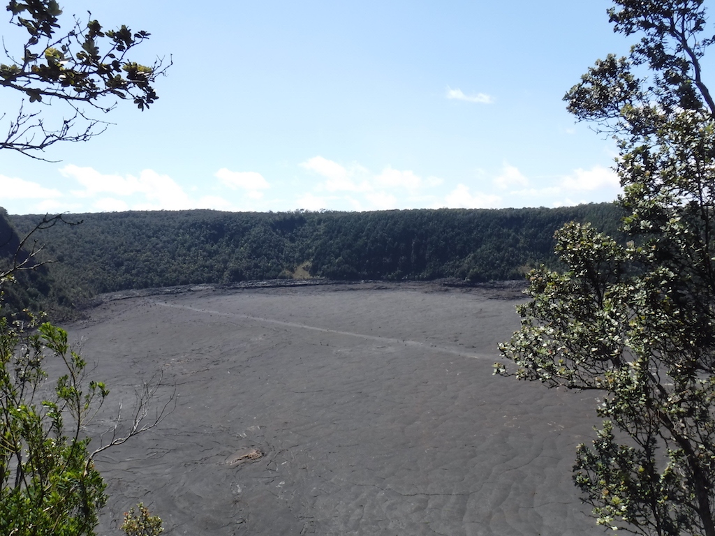 caldera juste à coté du volcan Kilauea (qui était en éruption il y a peu)