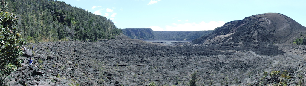 les fumées soufrées du Kilauea en arrière plan