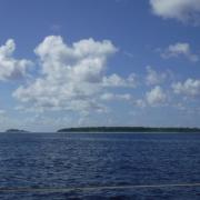 en vue de l'atoll, unique île basse de l'archipel de la Société