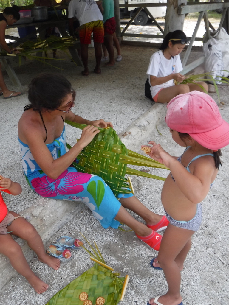 fabrication des assiettes par Stéphanie (tressage de pandanus)