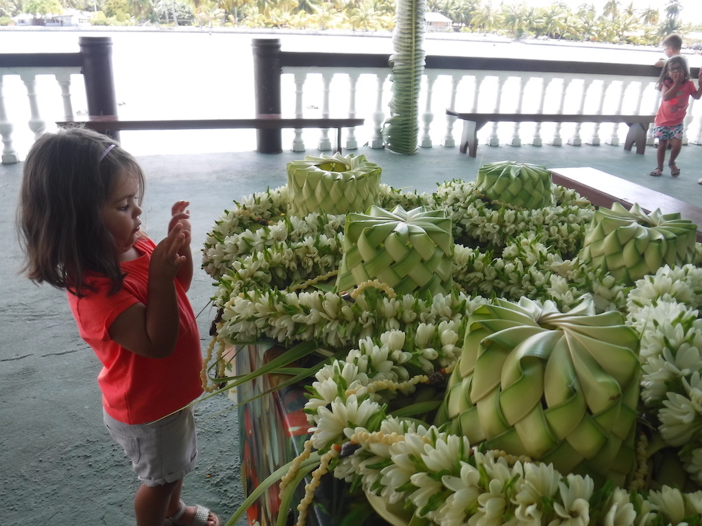 chapeaux en feuilles de pandanus et colliers de fleurs en cadeaux de départ