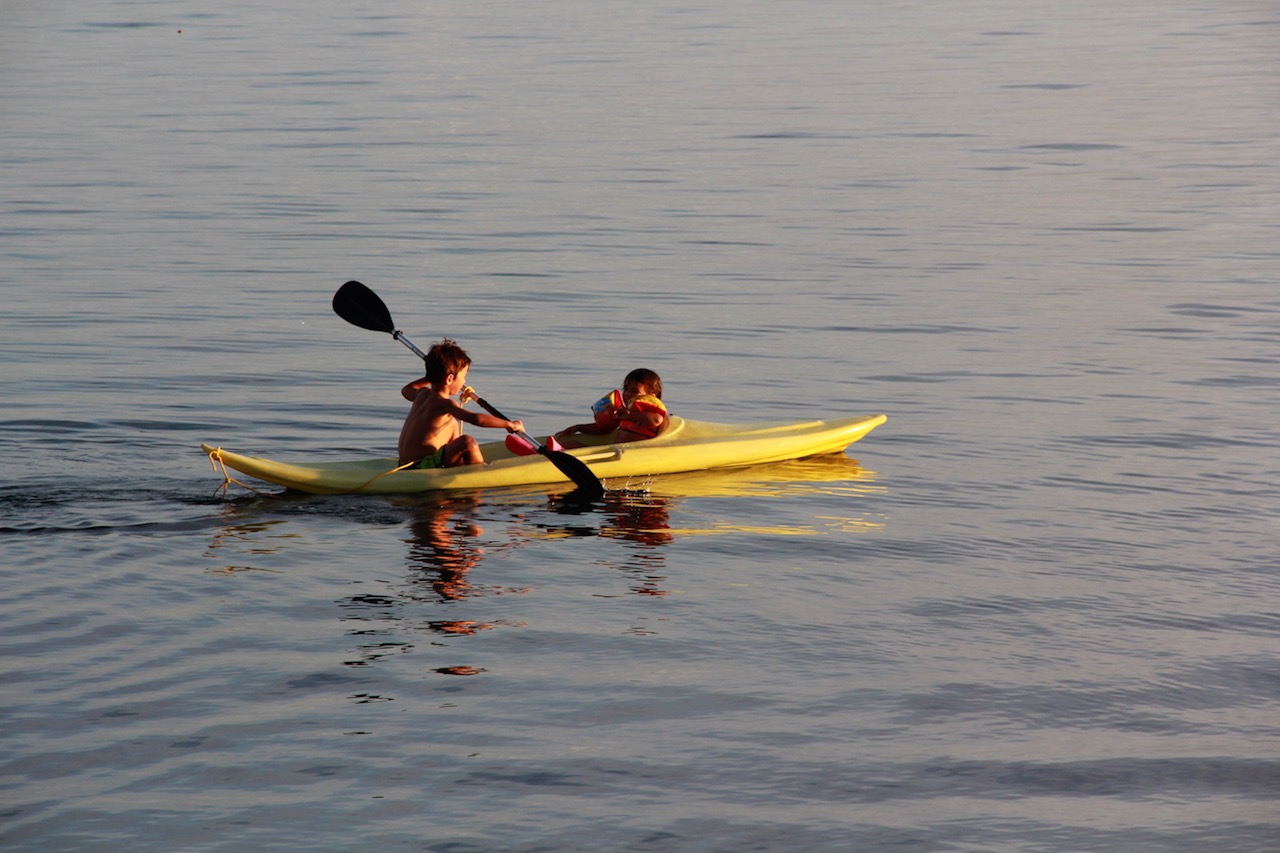 Arthur avec Charline en balade sur la kayak
