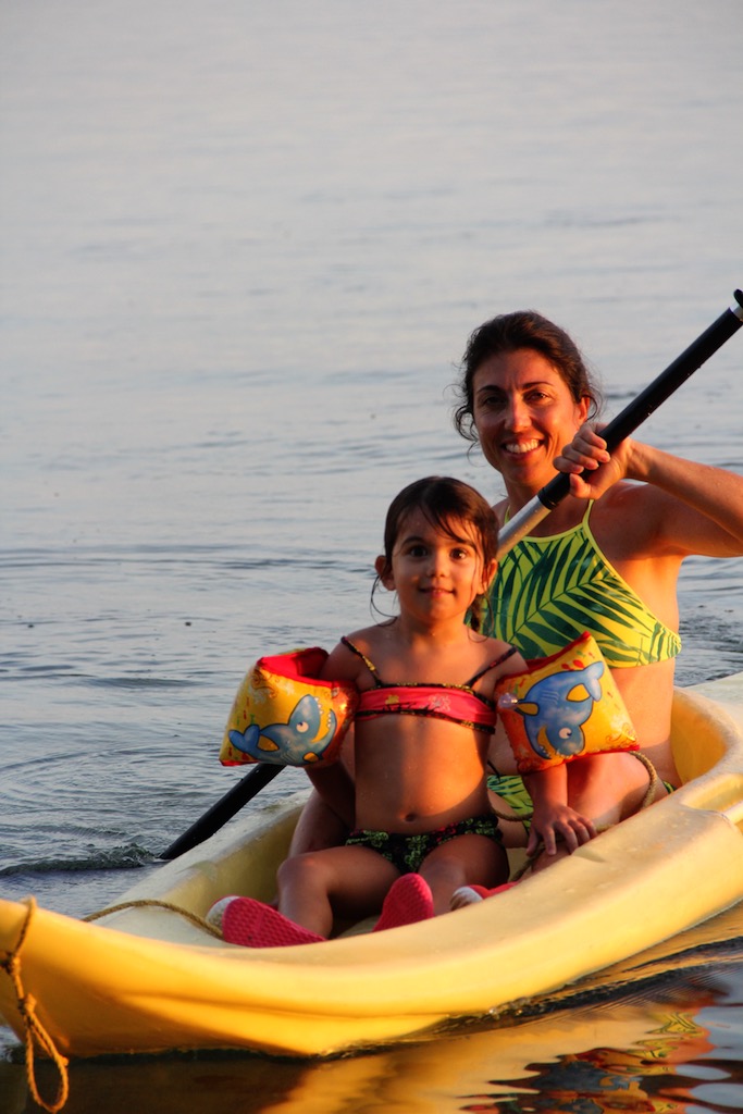 en kayak dans le lagon de Moorea au coucher du soleil