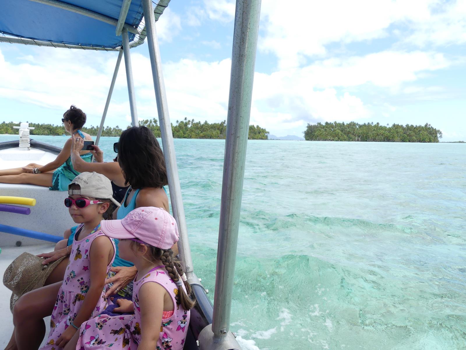 en bateau vers le motu Tautau (jardin de corail)