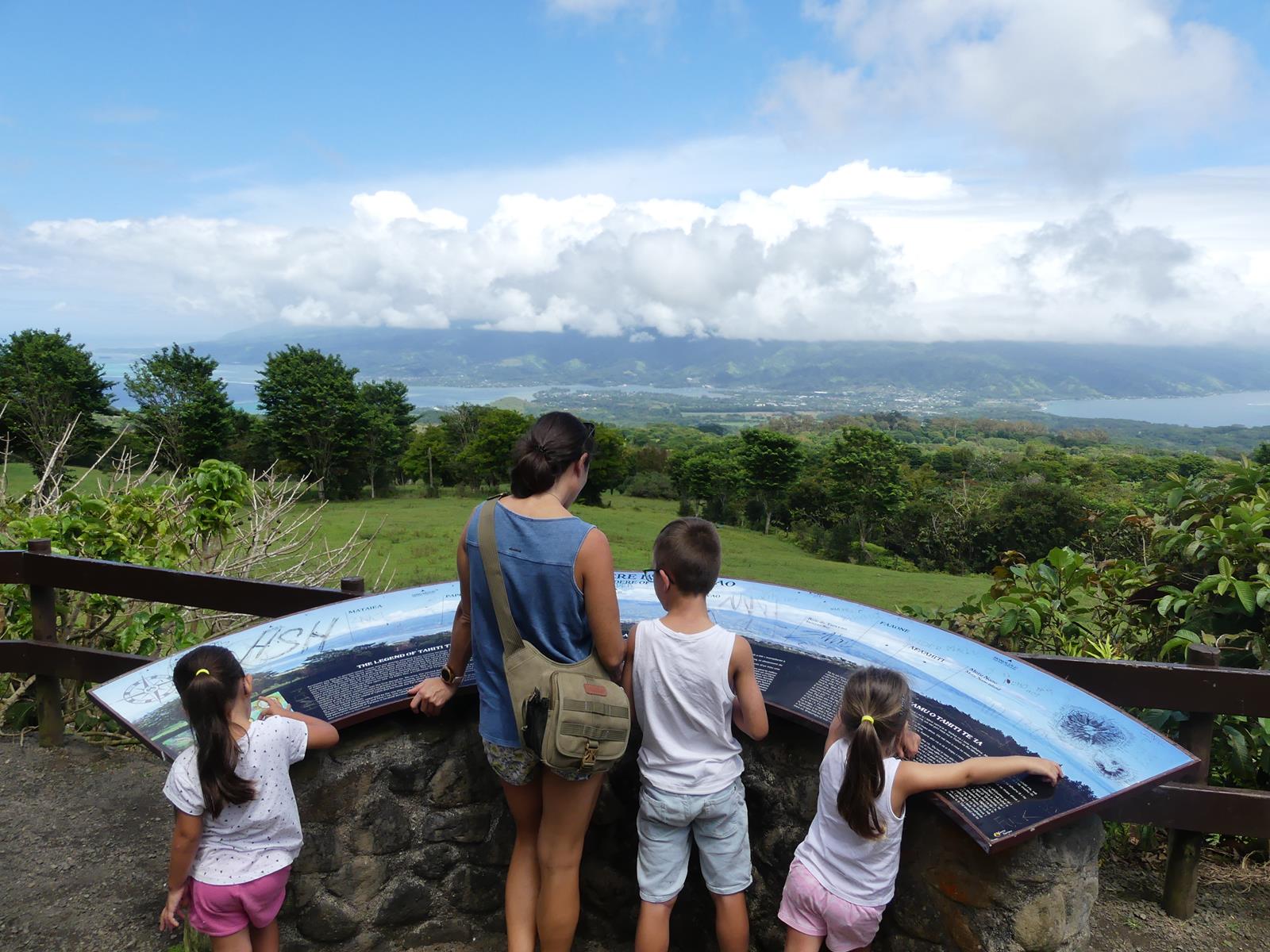 au Belvédère du plateau de Taravao