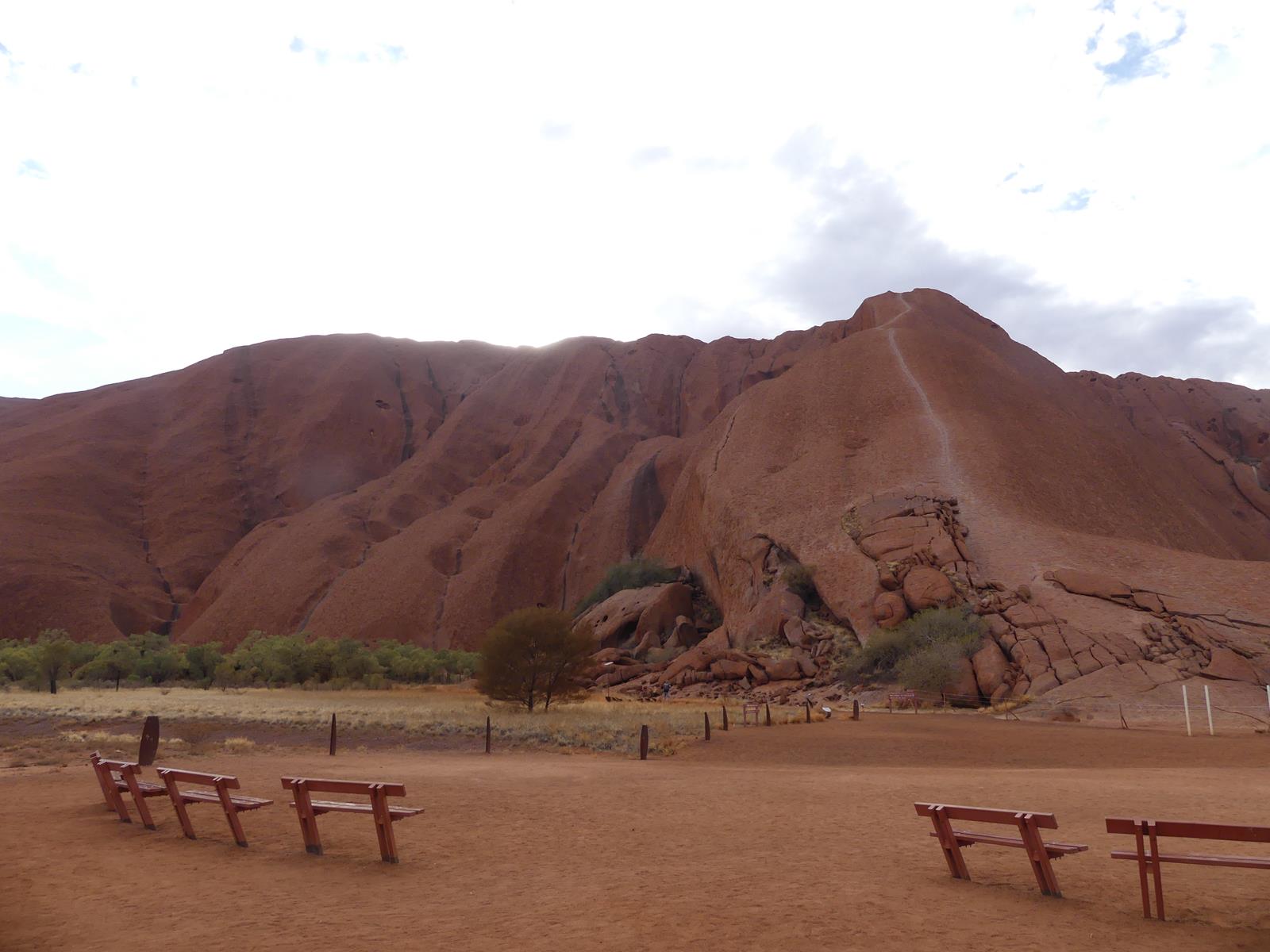 marche autour de Ayers Rock (Uluru, 348 m)