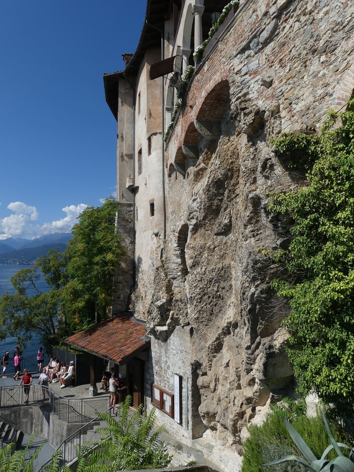 Ermitage de Santa Caterina del sasso (15m au-dessus de l'eau; sur une falaise de 60m)